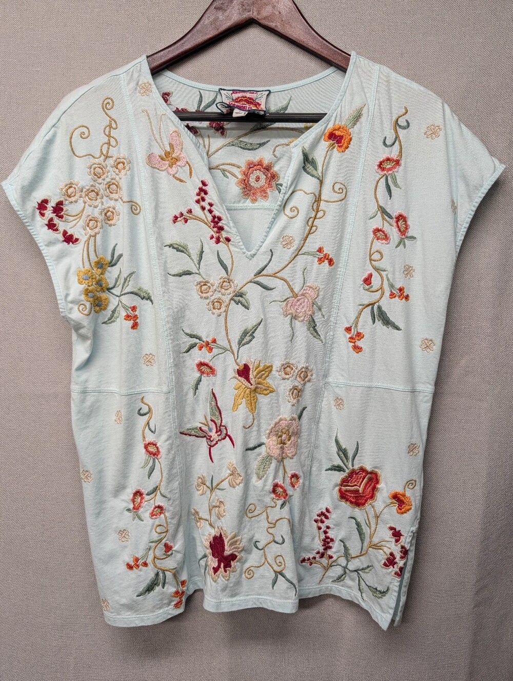 Johnny Was Light Blue Embroidered Floral V-Neck Tunic, NWOT, Size Small